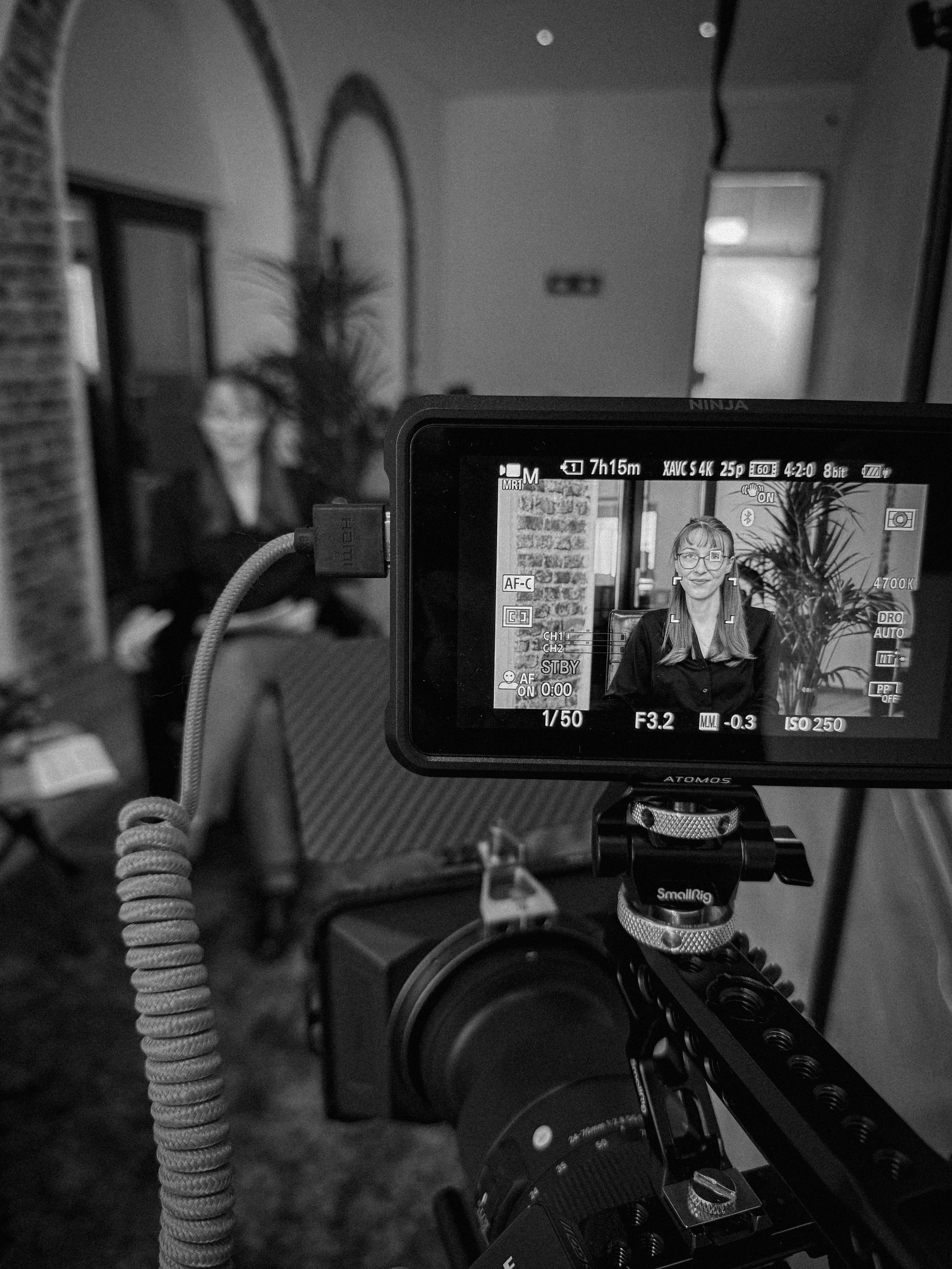 Svenja Schweres bei Dreharbeiten am Set